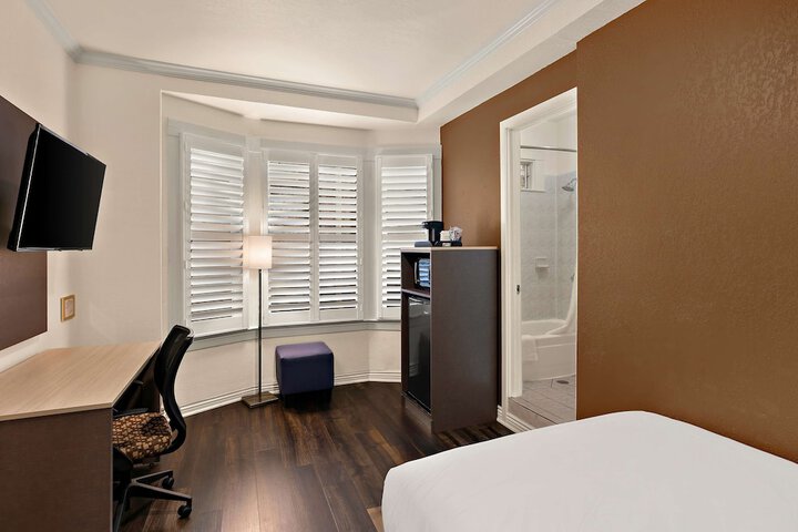 1 Double Bed Microwave and Refrigerator (6 of 15)