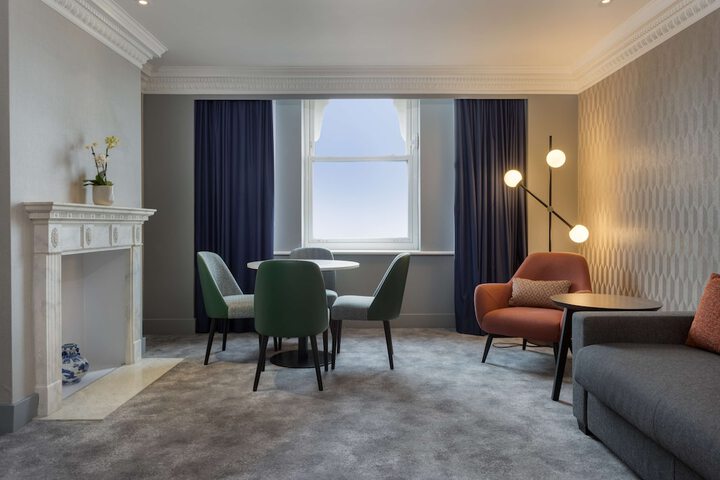 Room 106 of 182