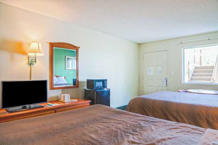 2 Queen Beds (3 of 7)