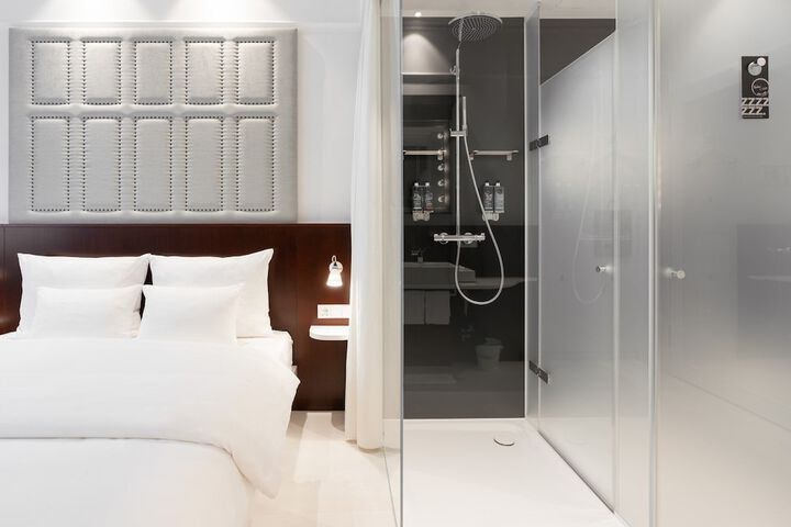 Room 28 of 83