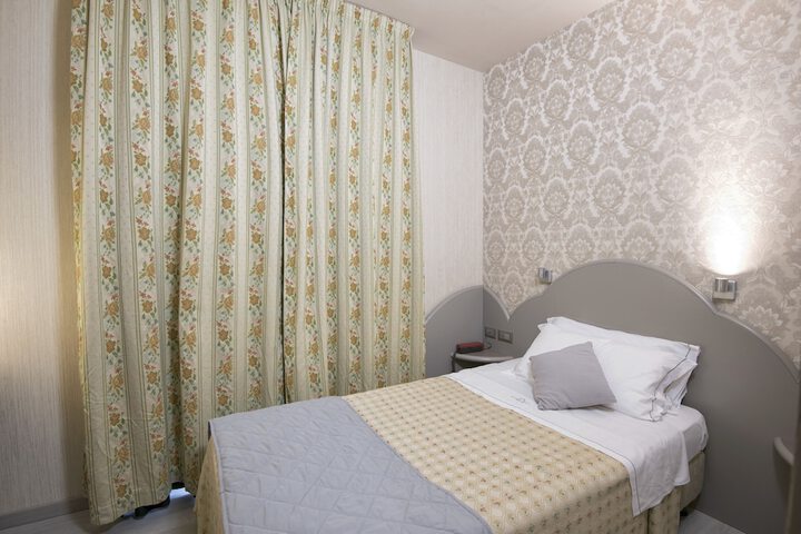 Room 7 of 32