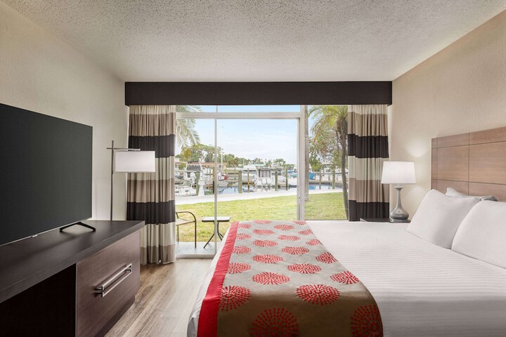 1 King Bed City View (7 of 14)