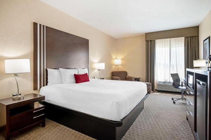 1 King Accessible Comm Assist Bathtub Microwave, Refrigerator WiFi Full Breakfast (7 of 13)