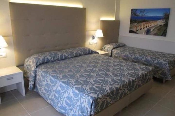 Room 12 of 99