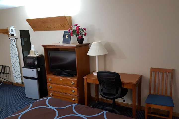 1 Queen Bed (16 of 18)