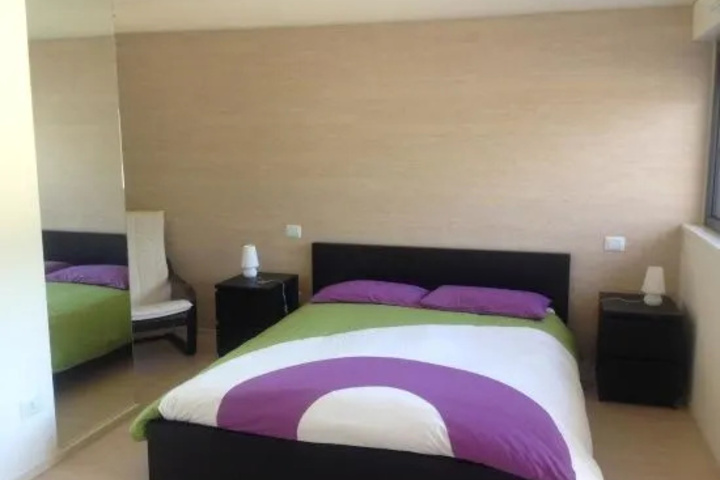 Room 5 of 12