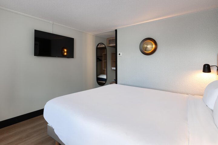 Room 9 of 29