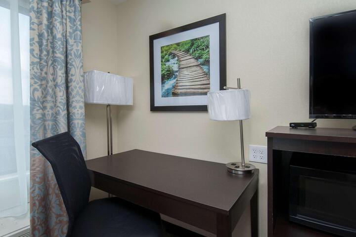 1 Queen Accessible Bathtub Pet Friendly Room, Microwave, Refrigerator WiFi Full Breakfast (10 of 10)