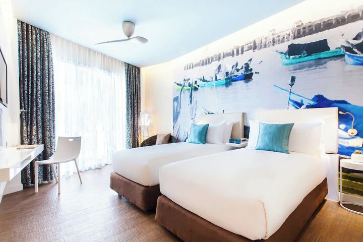Room 30 of 104