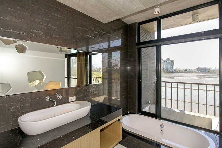 Room 27 of 43