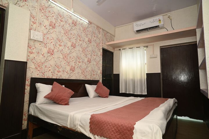 Room 4 of 20