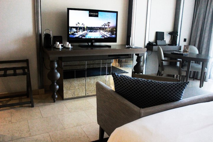 Room 9 of 200