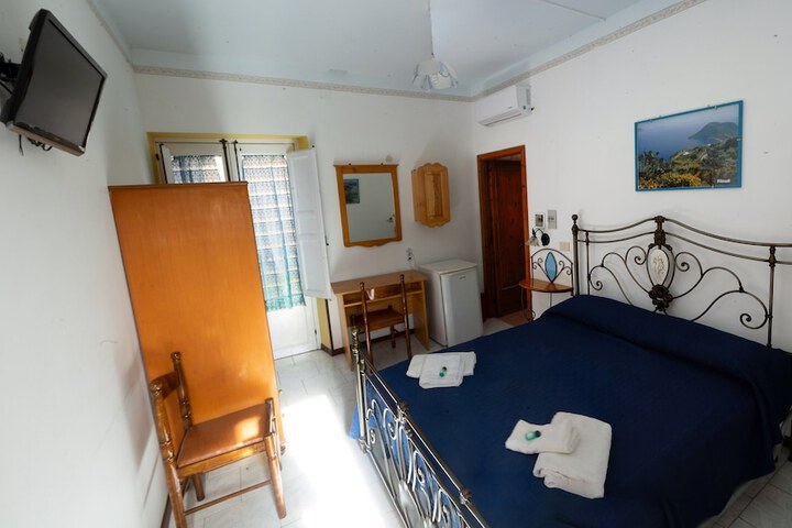 Room 33 of 107