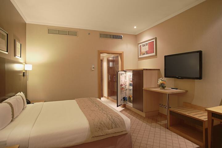 Room 6 of 102