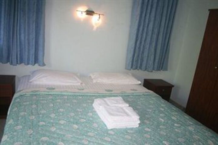 Room 10 of 14