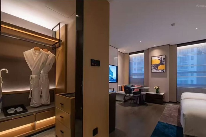 Room 9 of 38