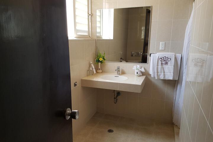 Room 6 of 28