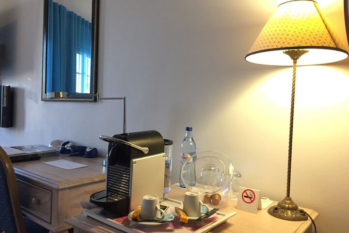 Room 8 of 115