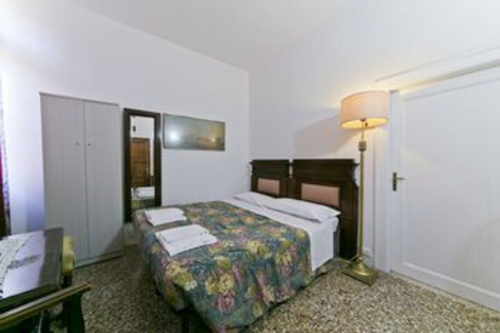 Room 4 of 10