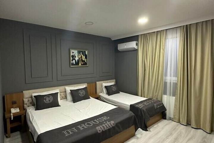 Room 6 of 18