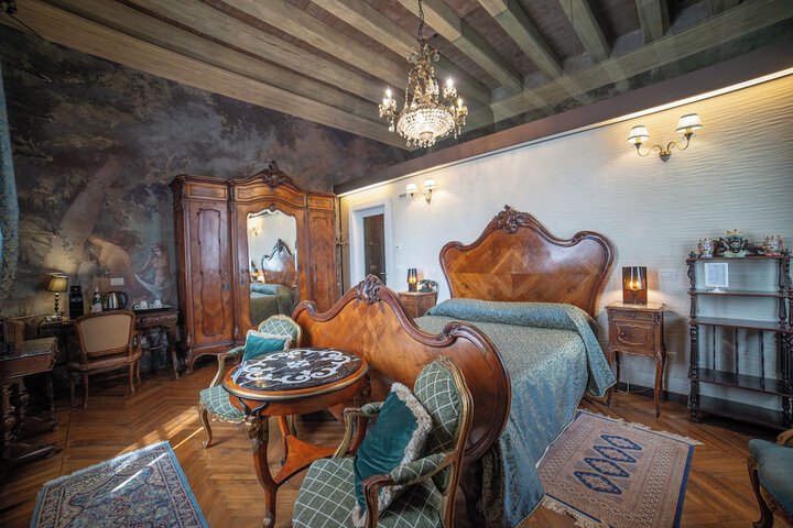 Room 4 of 64