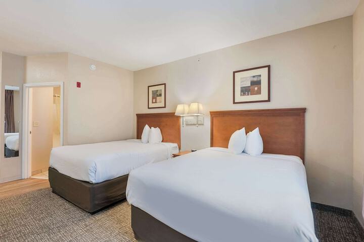 1 Queen Bed (12 of 13)