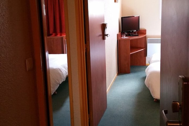 Room 12 of 32