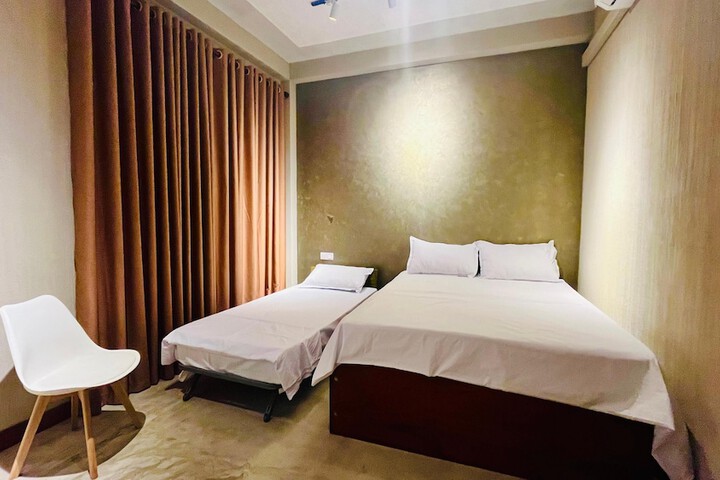 Room 6 of 16