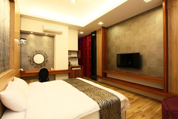 Room 6 of 30