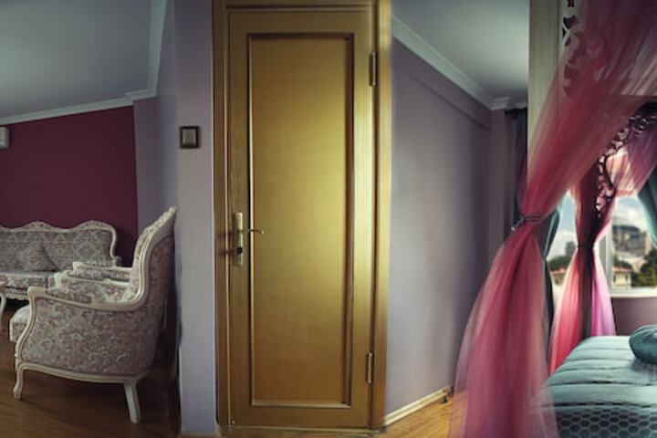 Room 6 of 18