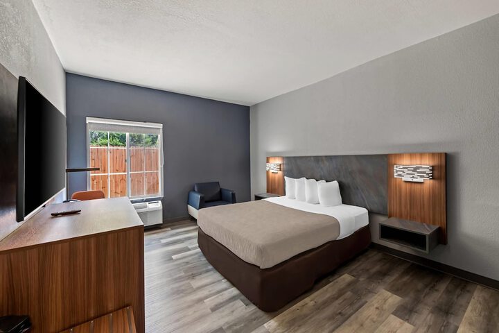Room 18 of 106