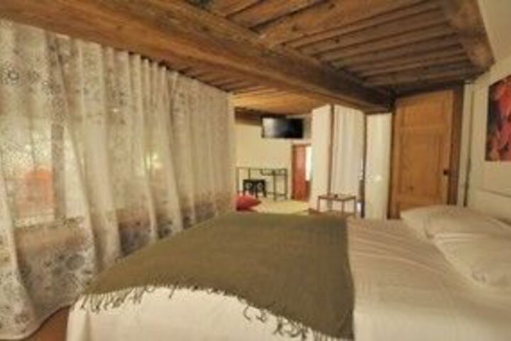 Room 5 of 17