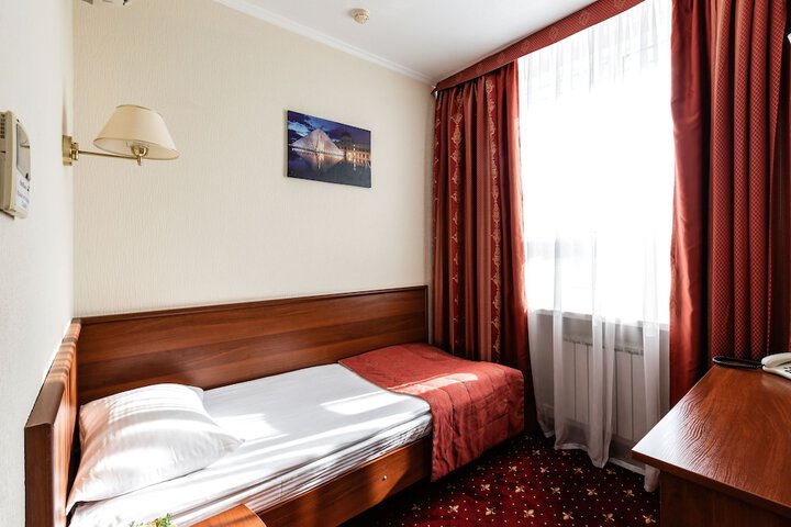 Room 4 of 102