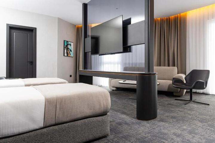 Room 3 of 53