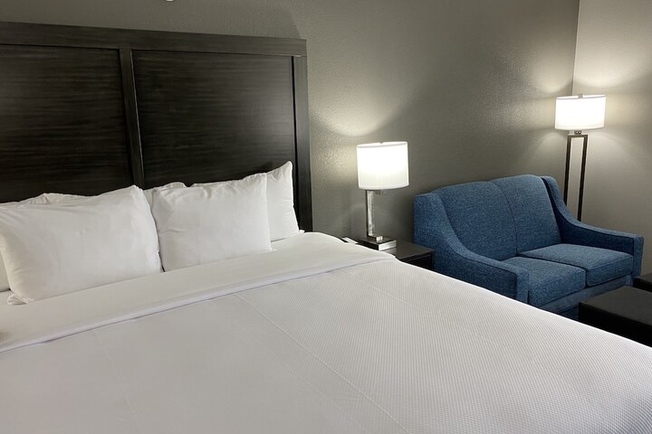 1 King Bed (17 of 17)