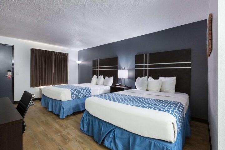 1 Queen Bed (20 of 22)