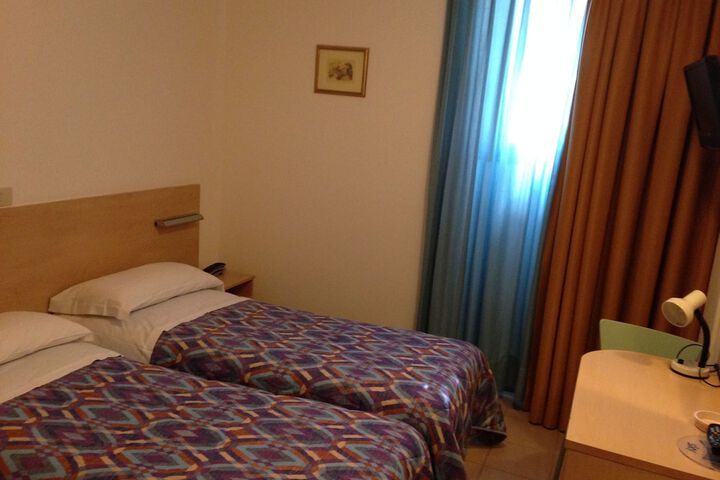 Room 6 of 42