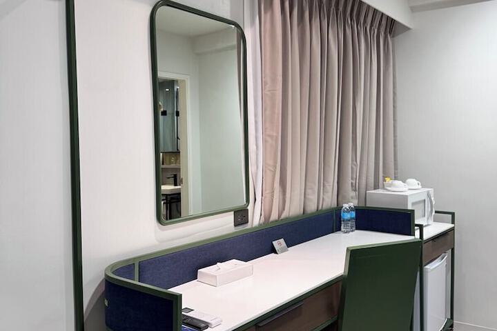 Room 8 of 11