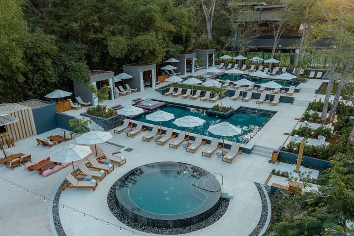 Pool 102 of 252