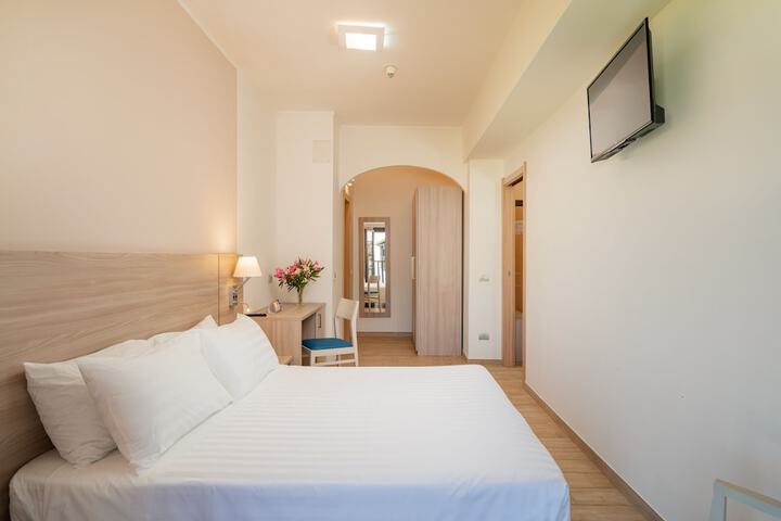 Room 7 of 27