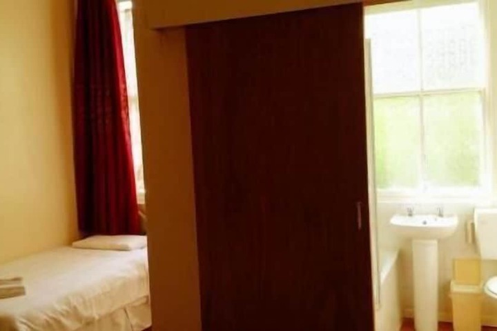 Room 6 of 30