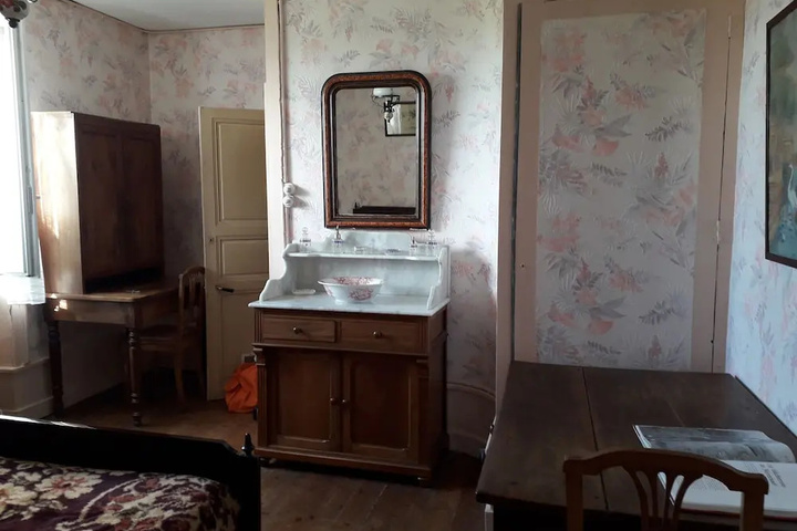 Room 5 of 9