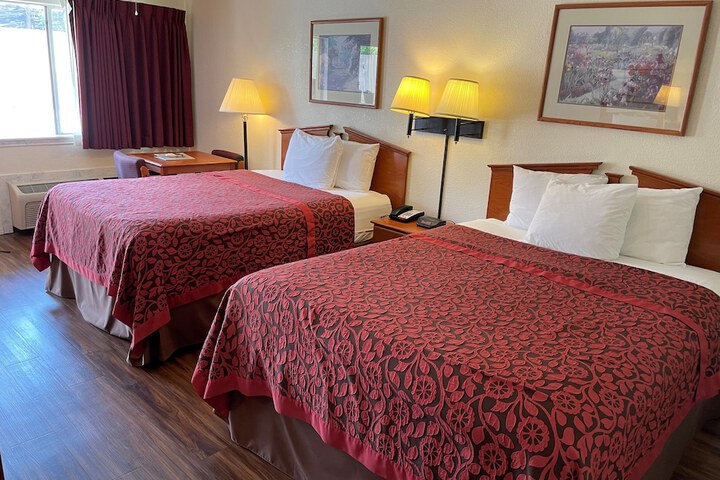 2 Queen Beds (1 of 9)