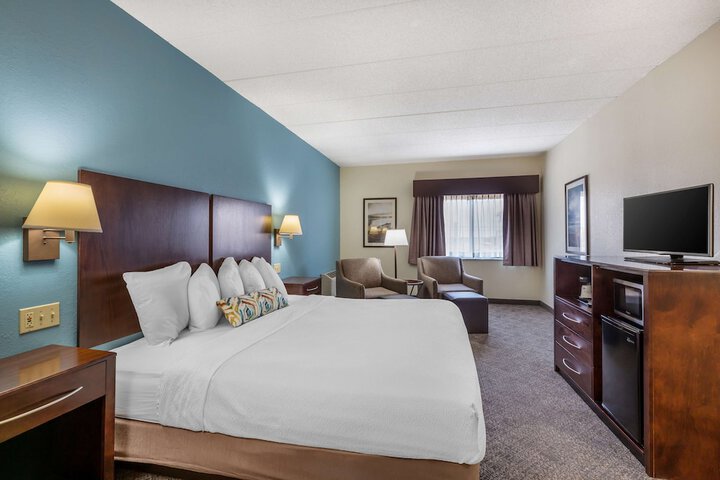 1 King Bed High Speed Internet Accessible Microwave and Refrigerator, Coffee Maker Full (1 of 7)