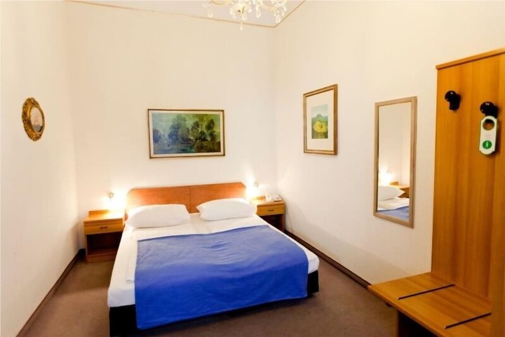 Room 10 of 33