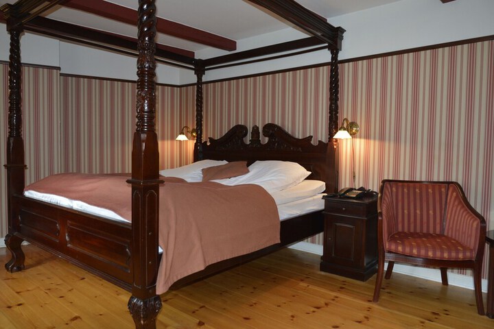 Room 18 of 214