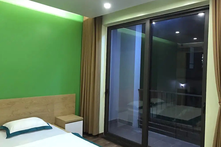 Room 7 of 12