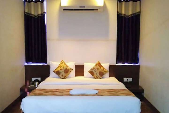 Room 9 of 12
