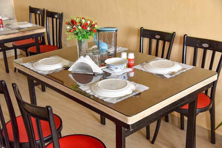 Dining 8 of 16