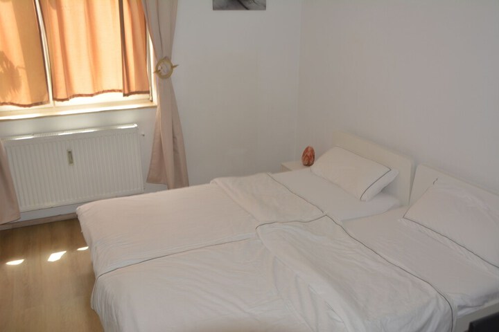 Room 7 of 80